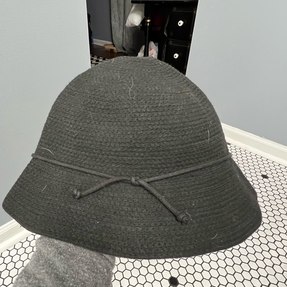 Liz Claiborne hat - Picture 1 of 6